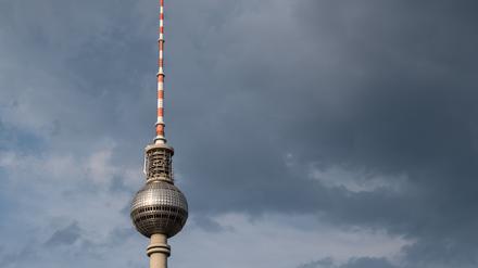 Hinter dem Berliner Fernsehturm ziehen dunkle Wolken auf. (Symbolbild)