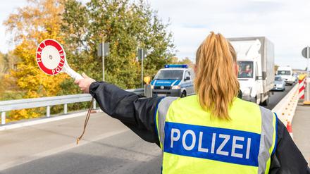 Beamte der Bundespolizei kontrollieren Fahrzeuge am Grenzübergang Bademeusel an der BAB 15. Die Zahl der unerlaubten Einreisen nach Deutschland ist im November noch weiter zurückgegangen.