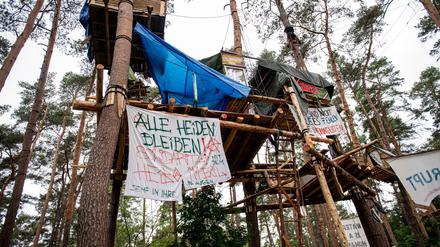 dpatopbilder - 19.05.2024, Brandenburg, Grünheide: Banner hängen zwischen den Baumhäusern des Protest-Camps von der Initiative «Tesla stoppen» in der Nähe der Tesla-Werks. Foto: Fabian Sommer/dpa +++ dpa-Bildfunk +++