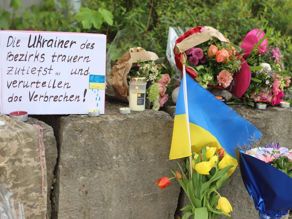 Am Einkaufszentrum in Murnau, an dem am Samstagabend zwei Männer aus der Ukraine getötet worden sind, wurden Blumen niedergelegt.