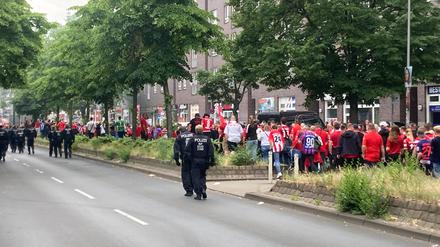 Die Anhänger des FC Energie Cottbus laufen an einem verregneten Sonntag zum entscheidenden Aufstiegsspiel.