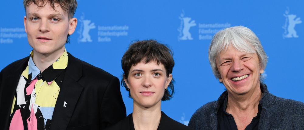 Andreas Dresen (r.) mit Liv Lisa Fries und Johannes Hegemann bei der Berlinale.