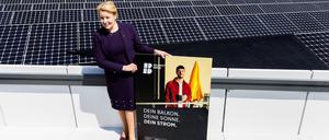 Wirtschaftssenatorin Franziska Giffey präsentiert ein Motiv der neuen Kampagne auf dem Dach des Futuriums, mit Solaranlage im Hintergrund.