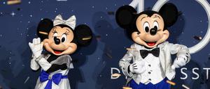Micky und Minnie Maus nehmen an einer Pressekonferenz zur Europapremiere der Ausstellung «Disney 100» teil. 