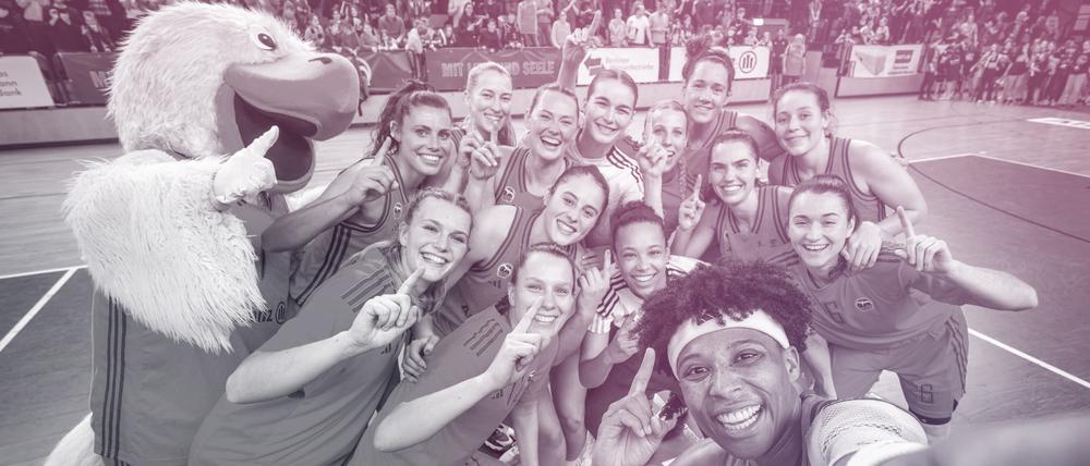 Freude über sportlichen Erfolg: Die Basketballerinnen von Alba Berlin.