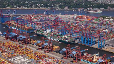 Containerumschlagplatz Hamburger Hafen. Gemessen an den Anteilen am weltweiten Export belegt Deutschland in insgesamt elf Branchen Platz eins, zwei oder drei. 