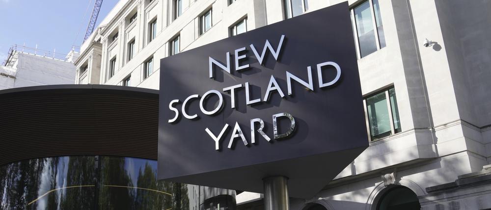 Das Schild von New Scotland Yard, dem Hauptsitz der Londoner Metropolitan Police. 