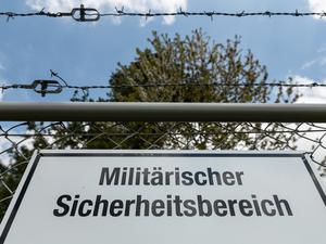 Ein Schild mit der Aufschrift „Militärischer Sicherheitsbereich“ hängt am Zaun einer Kaserne.