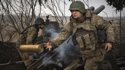 Ukrainische Soldaten der 71. Jägerbrigade feuern eine Haubitze M101 auf russische Stellungen an der Frontlinie. (Archivbild vom 22.3.2024)