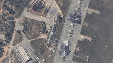 Dieses von Maxar Technologies veröffentlichte Bild zeigt einen Überblick über ein zerstörtes MiG 31 Kampfflugzeug.