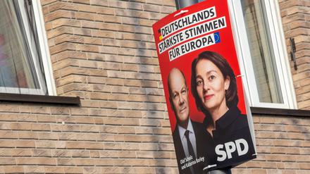 Wahlplakat der SPD mit Scholz und Barley.