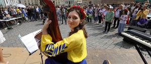 Potsdam feiert ukrainischen Wyschywanka-Tag auf dem Alten Markt. Der Wyschywanka-Tag ist ein internationaler Feiertag, an dem die ukrainischen Volkstraditionen der Herstellung und des Tragens von ethnischen bestickten Hemden und Kleidern, den sogenannten Wyschywankas, bewahrt werden sollen.