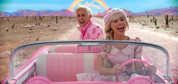 Margot Robbie und Ryan Gosling in einer Szene aus „Barbie“