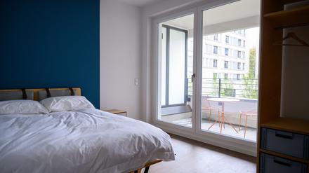 Ein möbliertes Zimmer in einem neugebauten Wohnquartier in Berlin.