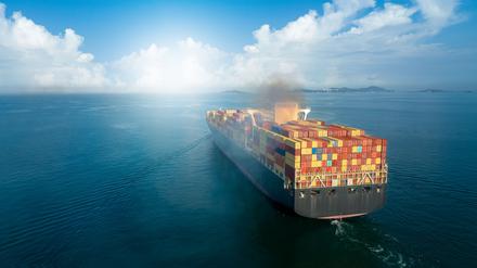 Die Containerschifffahrt verursacht erhebliche CO₂-Emissionen. Doch die Europäische Union wil den Seeverkehr  dekarbonisieren.