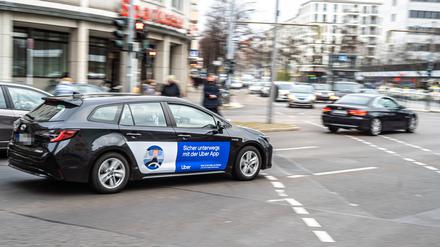 Ein Fahrzeug mit Werbung von Uber. Das Unternehmen besitzt in Deutschland kein einziges Auto, sondern vermittelt nur Aufträge an Mietwagenfirmen.