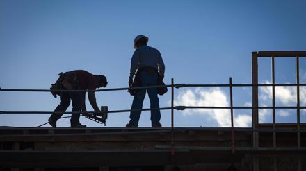 Bauarbeiter auf dem Dach eines Gebäudes.