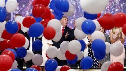 Jubel nach dem Wahlsieg bei seinen Fans: Der künftige republikanische Präsident Donald Trump (neben ihm sein "running mate", der künftige Vizepräsident Mike Pence)