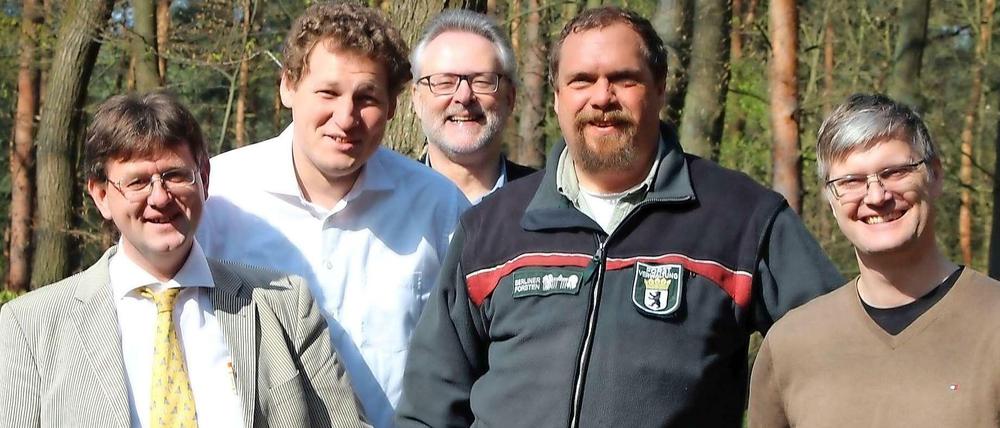 Bitten in den Wald (v.l.n.r.): Mathias Kaiser (Gatow), Nicolas Budde (Kladow), Helmut Liefke (Diakoniebeauftragter), Frank Fielicke und Alexander Remler (Am Groß-Glienicker-See).