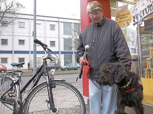Kathrin Backhaus mit ihrem alten Blindenführhund „Hero“