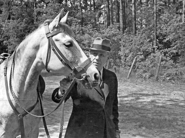 1943: Canaris privat mit seinem Pferd „Motte“