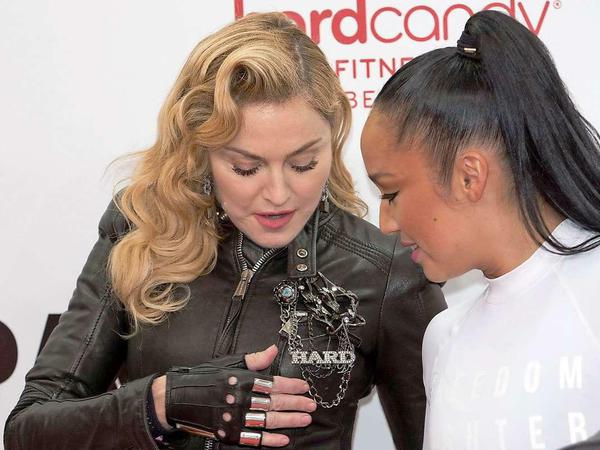 "Harder is better". Popsängerin Madonna eröffnet mit ihrer persönlichen Fitness-Trainerin Nicole Winhoffer ihr "Hard-Candy-Fitness-Studio" in Berlin-Zehlendorf.