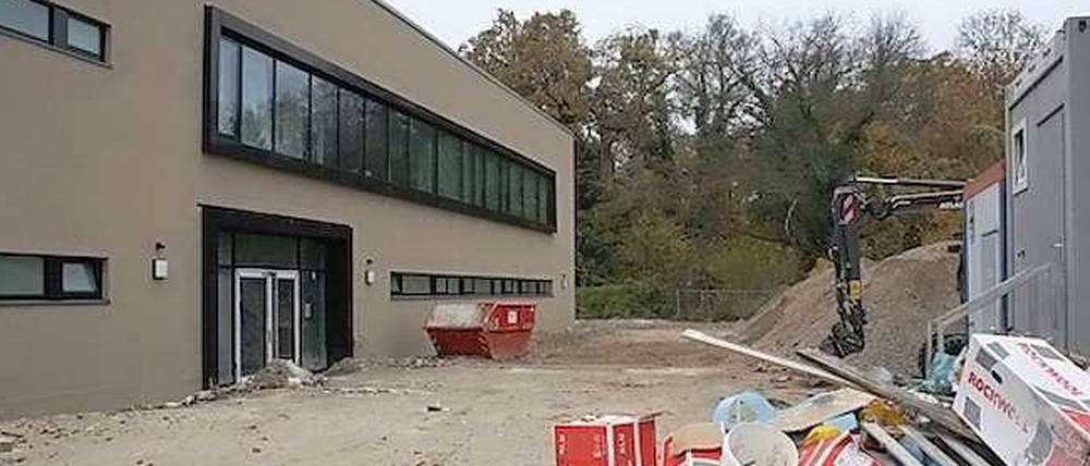 Wird noch eine ganze Weile eine Baustelle bleiben: Die Turnhalle der Goethe-Oberschule in Berlin-Lichterfelde. Und der Bezirk Steglitz-Zehlendorf lässt Senatsgelder verfallen.