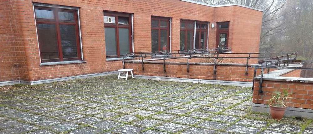 Das größte Problem der Peter-Frankenfeld-Schule: die marode Dachterrasse. Durch sie dringt immer wieder Feuchtigkeit ein, was zu Schimmelbildung in den Räumen führt