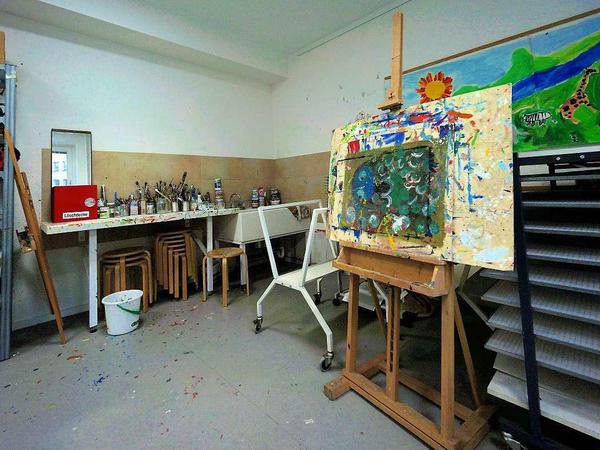 Im Atelier können Schüler unter künstlerischer Betreuung kreativ tätig werden.