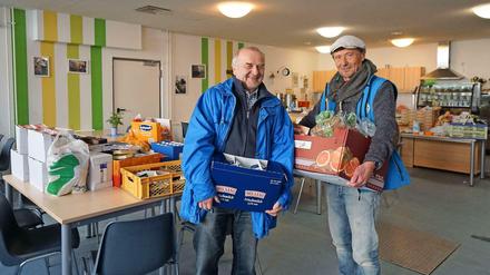 Die Küche füllt sich wieder. Jürgen Küpper, ehrenamtlicher Helfer der Bahnhofsmission (li.), und Leiter Dieter Puhl räumten am Mittwoch gespendete Lebensmittel ein. 