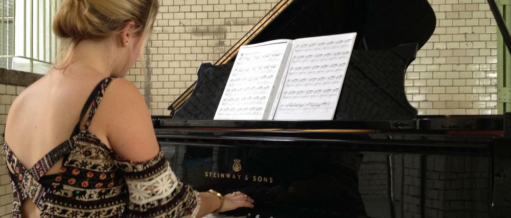 Sie wünscht sich wieder regelmäßigen Klavierunterricht an der Musikschule: Aline beim Üben am Steinway
