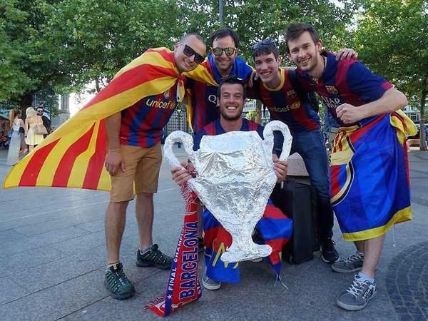 Da sind sie ja: Erste Barcelona-Fans posieren am frühen Freitagabend nach dem Motto „We Are The Champions“. 