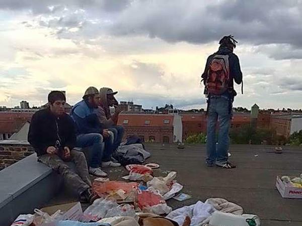 Flüchtlinge harren auf dem Dach aus.