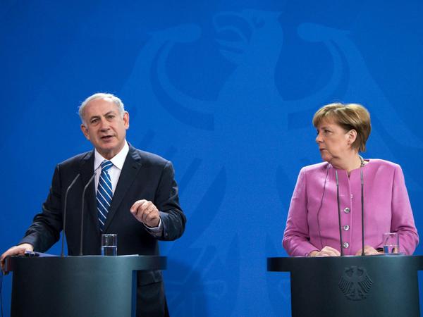 Bundeskanzlerin Angela Merkel (CDU) und Israels Ministerpräsident Benjamin Netanjahu äußern sich am 16.02.2016 bei einer Pressekonferenz zu den Deutsch-Israelischen Regierungskonsultationen im Bundeskanzleramt in Berlin. 