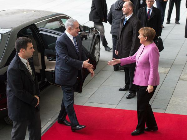 Da ist er ja! Bundeskanzlerin Angela Merkel (CDU) begrüßt Israels Ministerpräsidenten Benjamin Netanjahu im Bundeskanzleramt in Berlin.