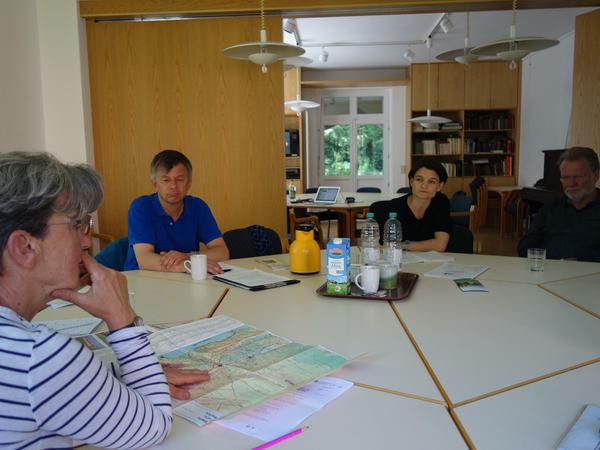 Was kann man in der Flüchtlingshilfe verbessern? Eine Besprechung im Gemeindehaus am Schuchardtweg - im Hintergrund Saskia Helbigs Arbeitsplatz und ihr Laptop 