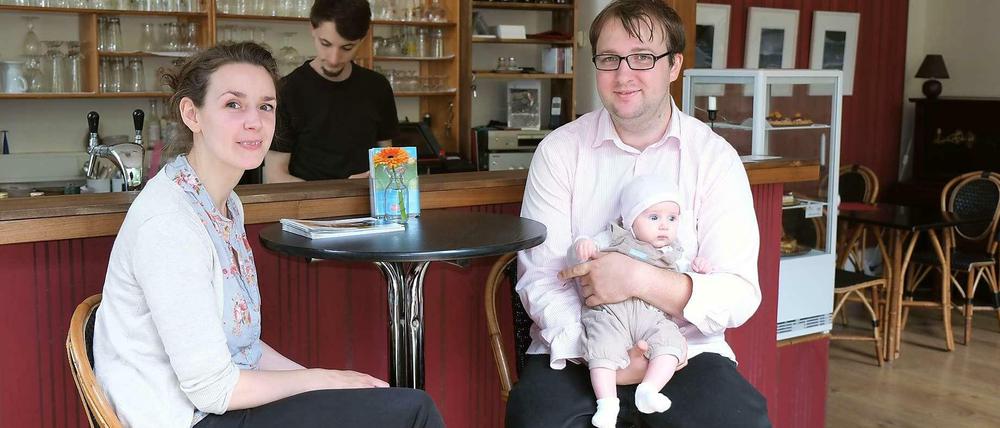 Maren und Lucas Ludewig mit Töchterchen im Café Canapé. 