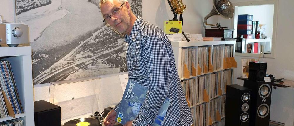 Peter Durek legt auf - und er freut sich, wenn Kunden durch ihn den besonderen Klang des Vinyl wiederentdecken.