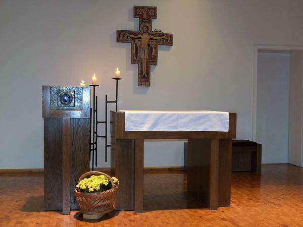 Die Kapelle des Klosters mit dem Franziskanerkreuz (Kreuz von San Damiano), das Christus als Auferstandenen zeigt.