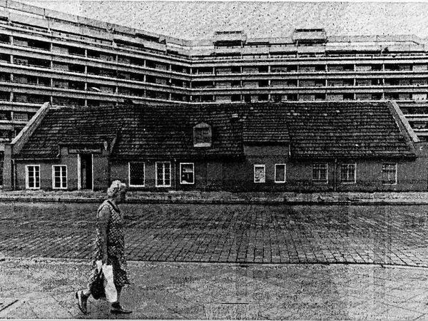 März 1983, Alt-Pichelsdorf. Das Restaurant (heute "Büdnerhaus") vor dem Neubau. Sieht heute genau so aus, nur die Sträucher sind höher. 