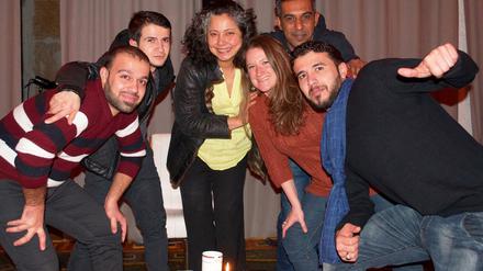 Maha Alusi (Mitte, in schwarzer Jacke) und Nicole Yazolino (im braunen Pulli) sind die Macherinnen von EverybodySong - und mit ihnen insgesamt etwa 60 Männer und Frauen aus Syrien, Irak, Afghanistan, Pakistan, Ägypten, Deutschland, USA, Australien, England 