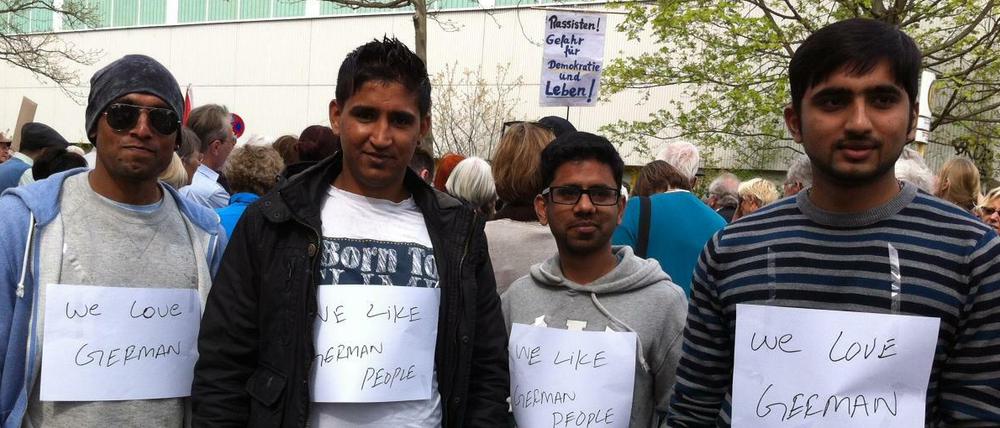 "We love German": Auch Bewohner der zur Flüchtlingsunterkunft umfunktionierten Turnhalle nahmen an der Demonstration teil.