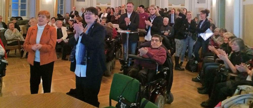 Behinderte und Nichtbehinderte beim inklusiven Neujahrsempfang im Rathaus.