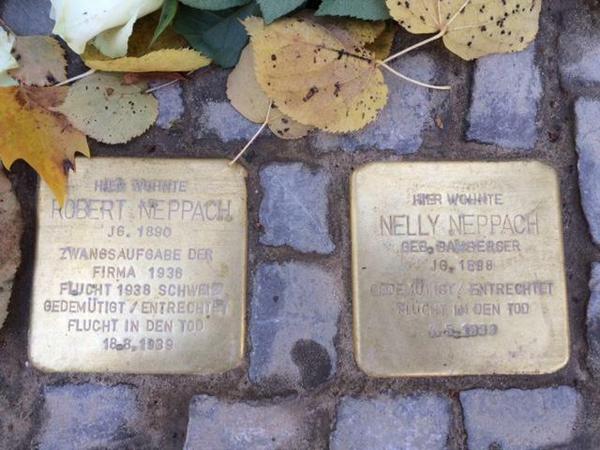 Stolpersteine für Nelly Neppach, Tennisspielerin, und Robert Neppach, Filmproduzent, in Berlin-Wilmersdorf, Nachod- Ecke Prager Straße.