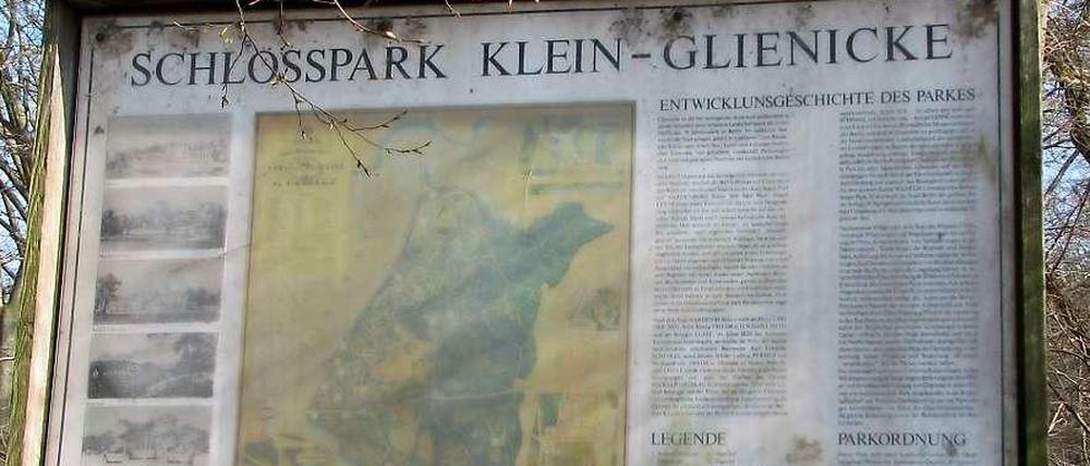 Veraltet und verwittert. Ein Schild informiert über die Geschichte des Parks Klein-Glienicke. Der Denkmalbeirat hat sich mit dem Park befasst.