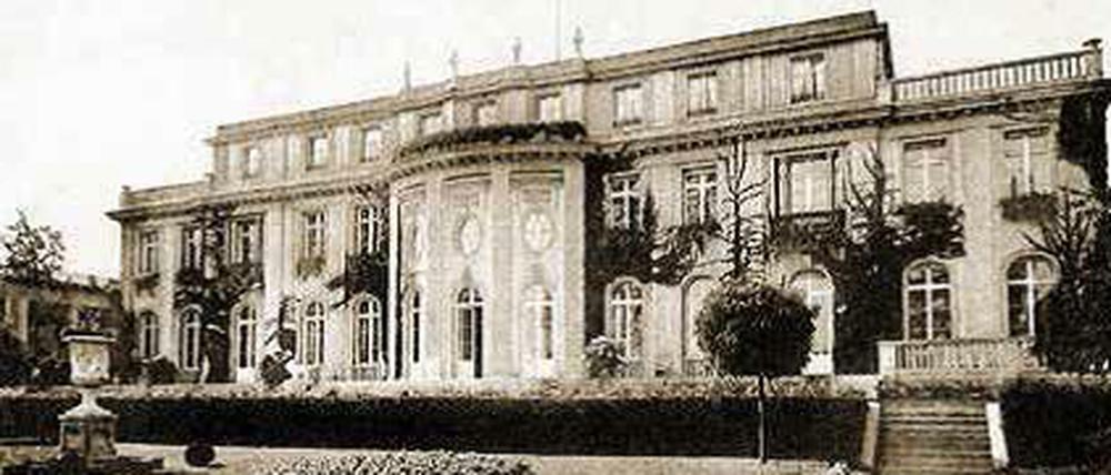 Der einstige Bewohner Friedrich Minoux ließ diese Aufnahme (von 1922) seiner Villa auf sein Briefpapier drucken. Im Jahr 1942 fand hier die so genannte Wannsee-Konferenz statt