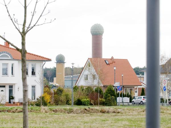Desperate Housewives Kulisse vor schier endlosem Himmel: die "Landstadt Gatow" mit dem Flugplatz im Hintergrund.