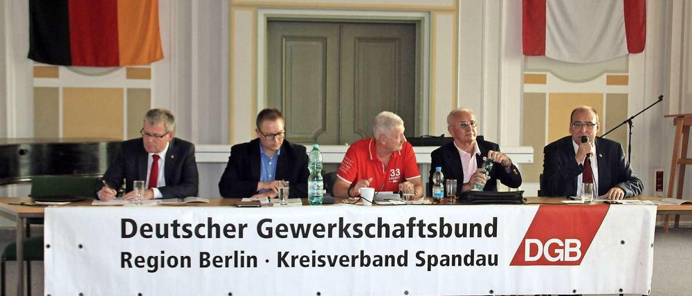 Helmut Kleebank (links) und Gerhard Hanke (rechts) mit dem Kreisvorstand des DGB auf dem Podium-