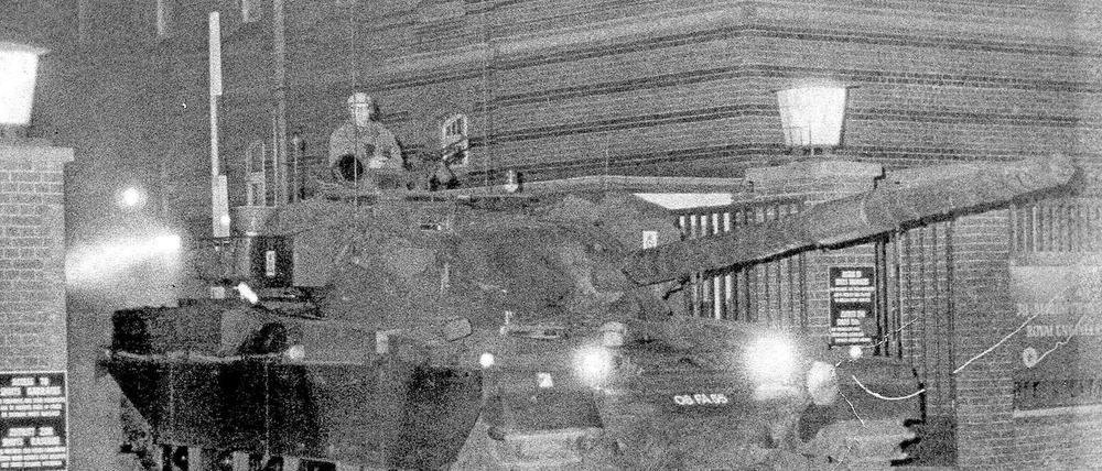 Alarmübung "Schaukelpferd": Ein britischer Panzer rollt nachts zur Havelüberquerung aus der damaligen Smuts-Kaserne. Dieses Foto entdeckte Tagesspiegel-Reporter Rainer W. During in seinem Altarchiv. 