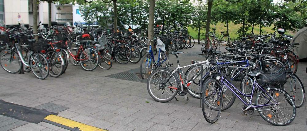 Die vorhandenen Fahrrad-Stellplätze sind meist ausgelastet.